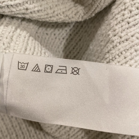 Abercrombie & Fitch Chenille Soft Sweater Ivory Gray Color Size Medium - Picture 6 of 9